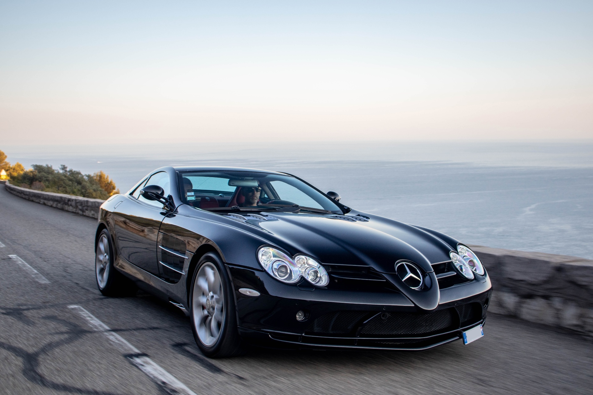 Mercedes-Benz SLR McLaren au bord de la Méditerranée, supercar moderne déjà recherchée